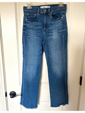 AYR Women’s Blue Medium Wash Straight Leg Denim Jeans 5-Pocket Button Zip